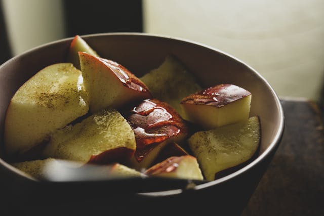 apple with honey and cinnamon