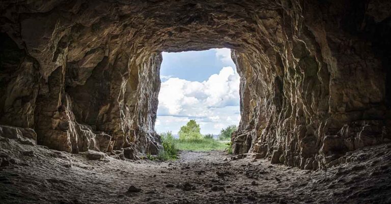 Woman Lives in Off-Grid Underground ‘Villa.’ Wait Until You See What’s Inside - Featured image