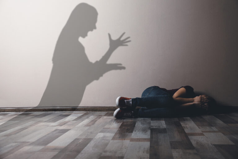 8 Things Only Someone Raised by an Emotionally Abusive Mom Will Understand - Featured image