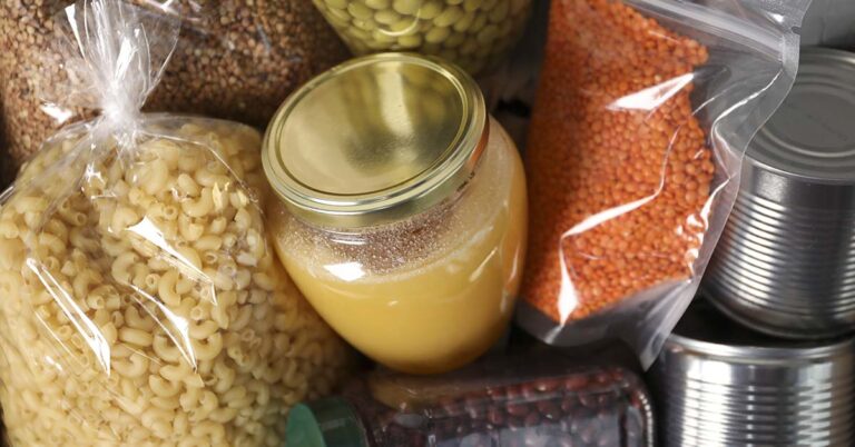 Man’s Front-Yard Food Pantry Gains Attention as Neighbors and Online Supporters Contribute - Featured image
