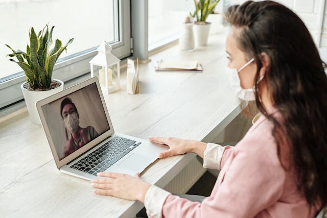 two people talking via laptop