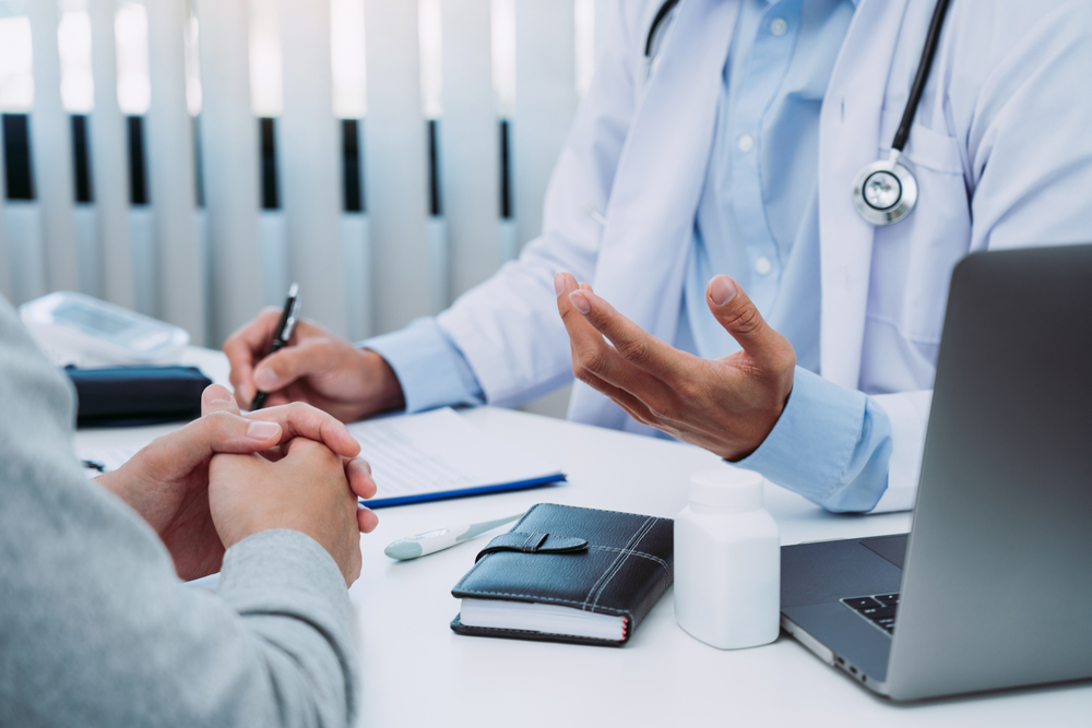 Doctors are explaining the treatment of a patient's illness while wearing a mask during the epidemic.
