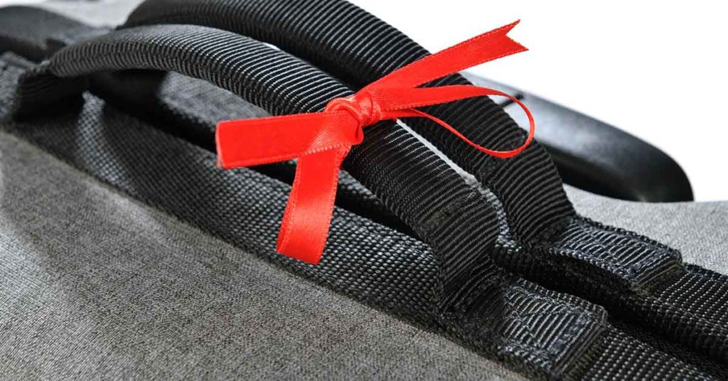Baggage Handler Warns About Tying Ribbons Onto Luggage