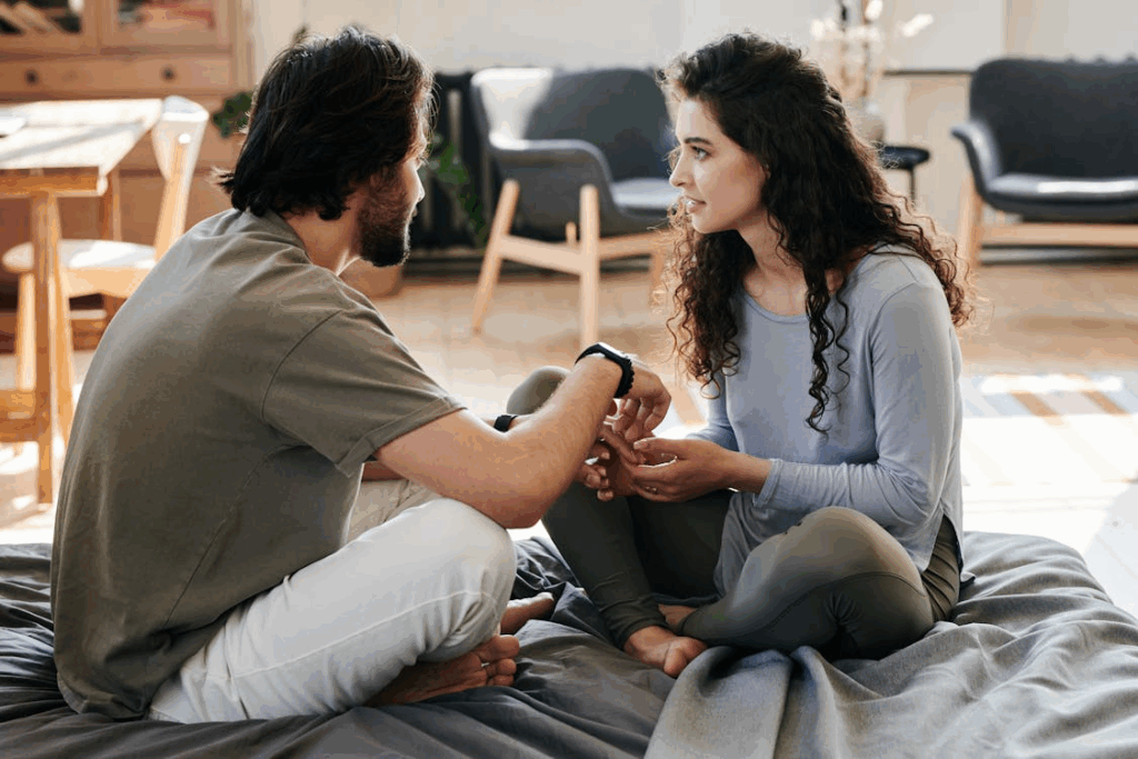 Couple Sitting om Bed
