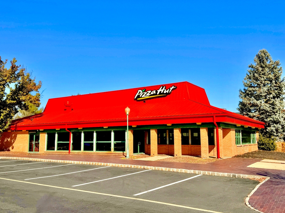 11.03.2024 Edison, NJ, USA. The building with a red roof is a restaurant called Pizza Hut.
