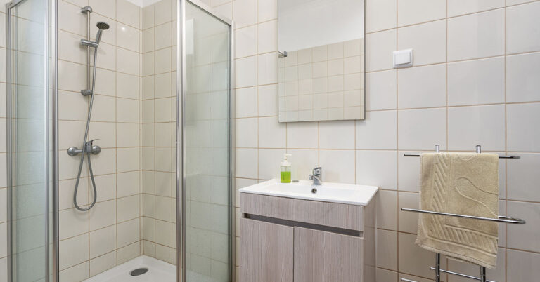 9 Bathroom and Hygiene Habits You Need to Stop Doing and How to Fix Them - Featured image
