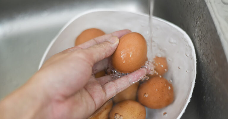 Should You Need to Wash Eggs Before Using Them? - Featured image