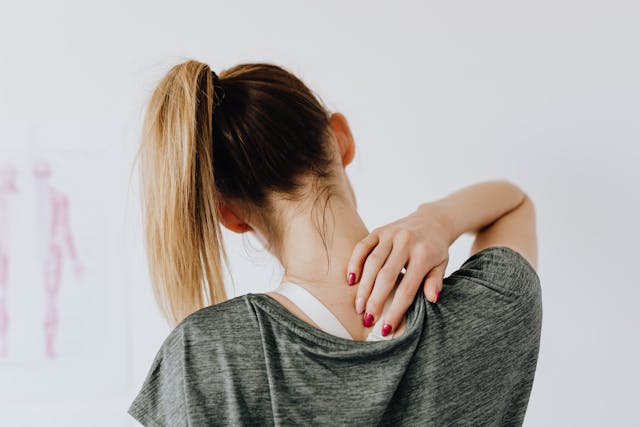 woman with painful neck