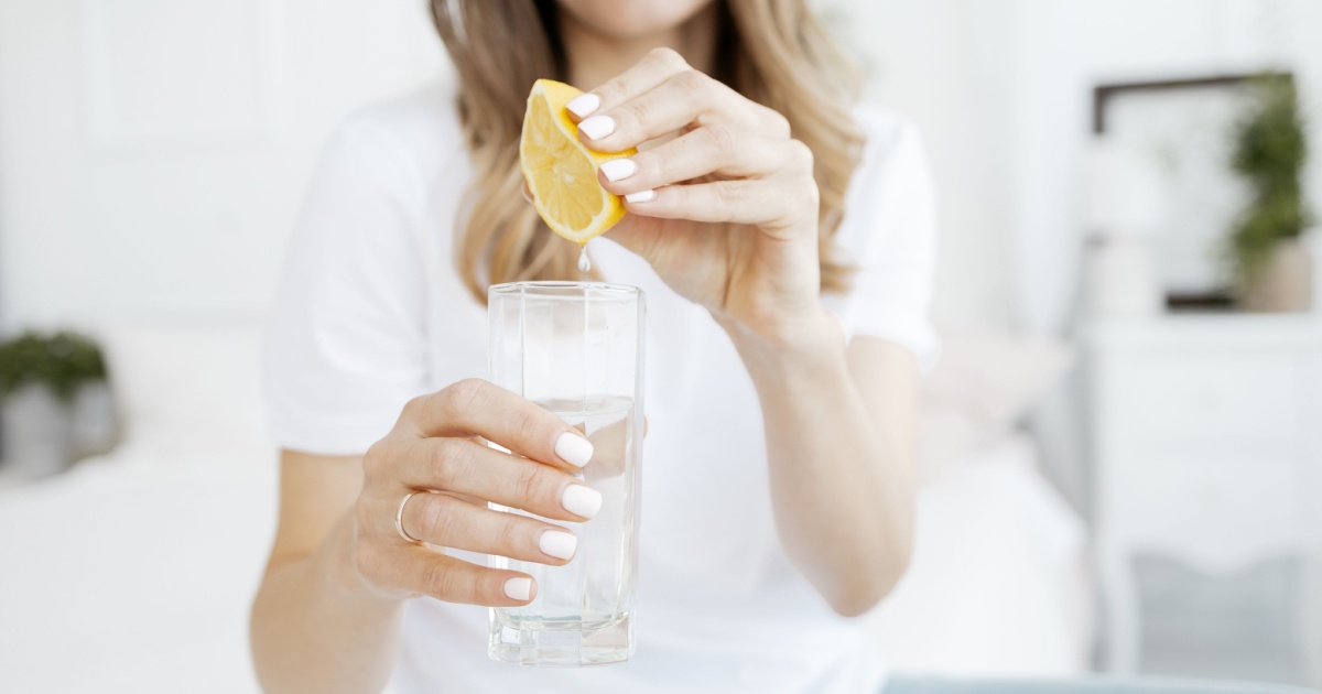 People Are Drinking Lemon Water Every Morning – Here Are the Benefits They’re Noticing (and The Ones They Probably Aren’t)