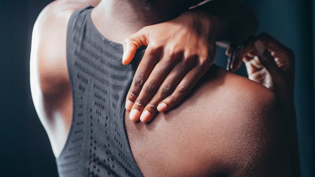 person holding shoulder