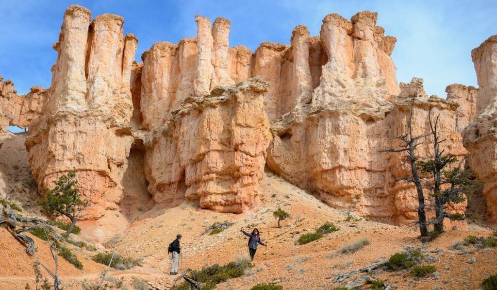  Couple hiking with the hoodoos on the side of the trail. Bryce Canyon National Park. Utah. USA.