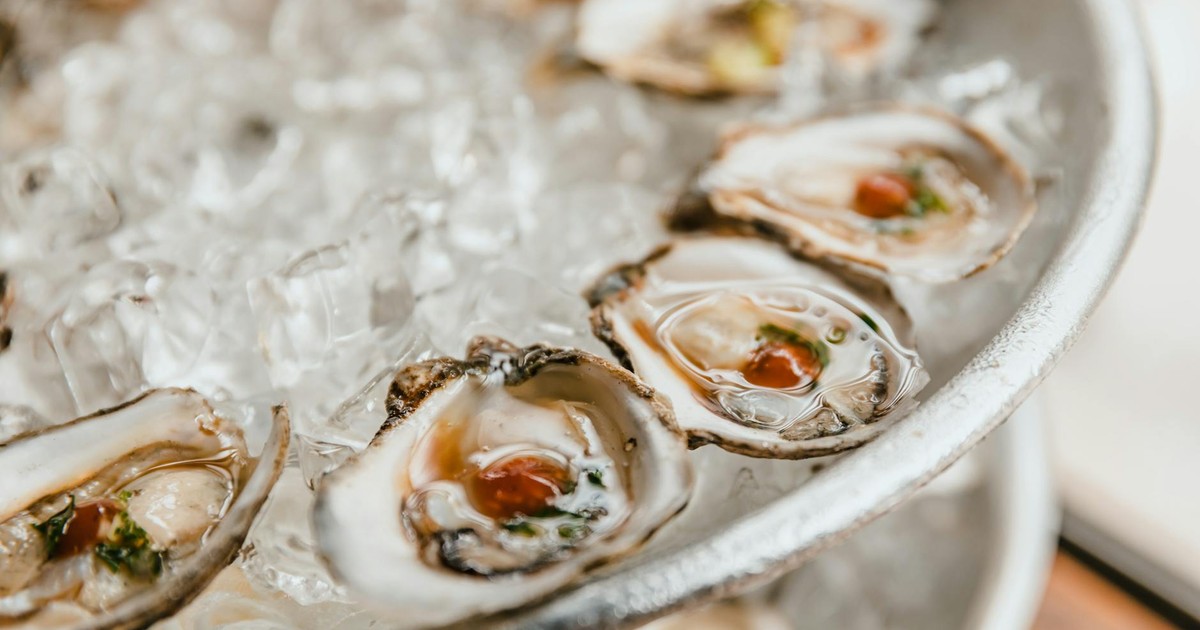 Close-up of fresh oysters served on a bed of crushed ice, perfect for seafood lovers.