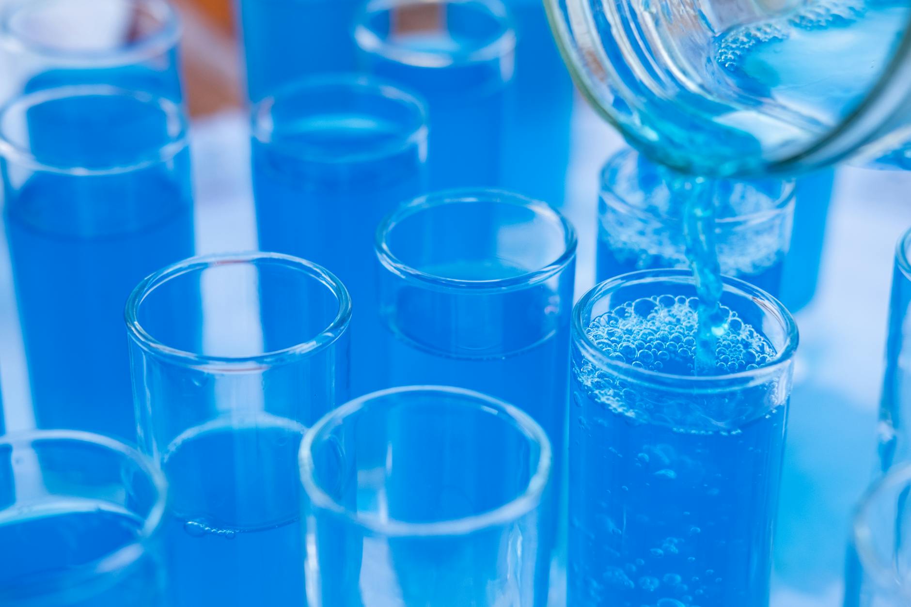 Why Leaving a Glass of Salt and Vinegar at Home Actually Makes Sense