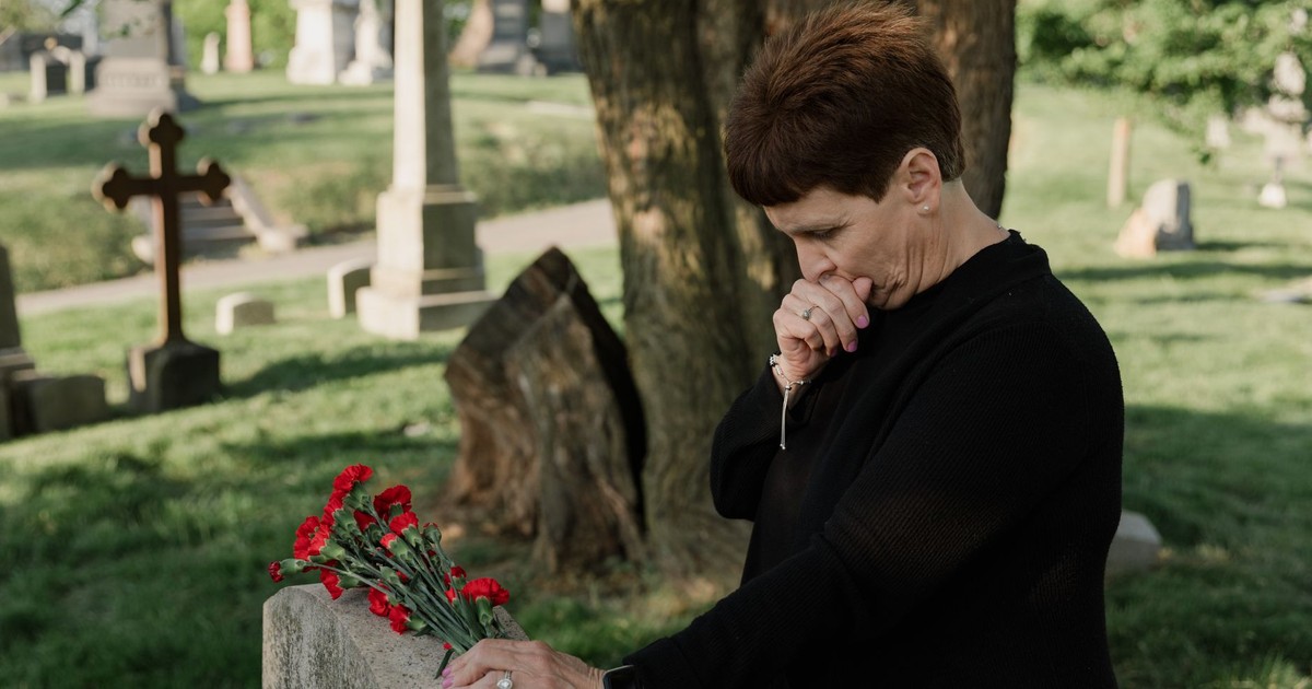 10 Mistakes to Avoid After Your Partner Passes Away (for Those Over 60)