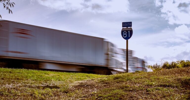 15 US States Where Residents Are Packing Up and Leaving - Featured image