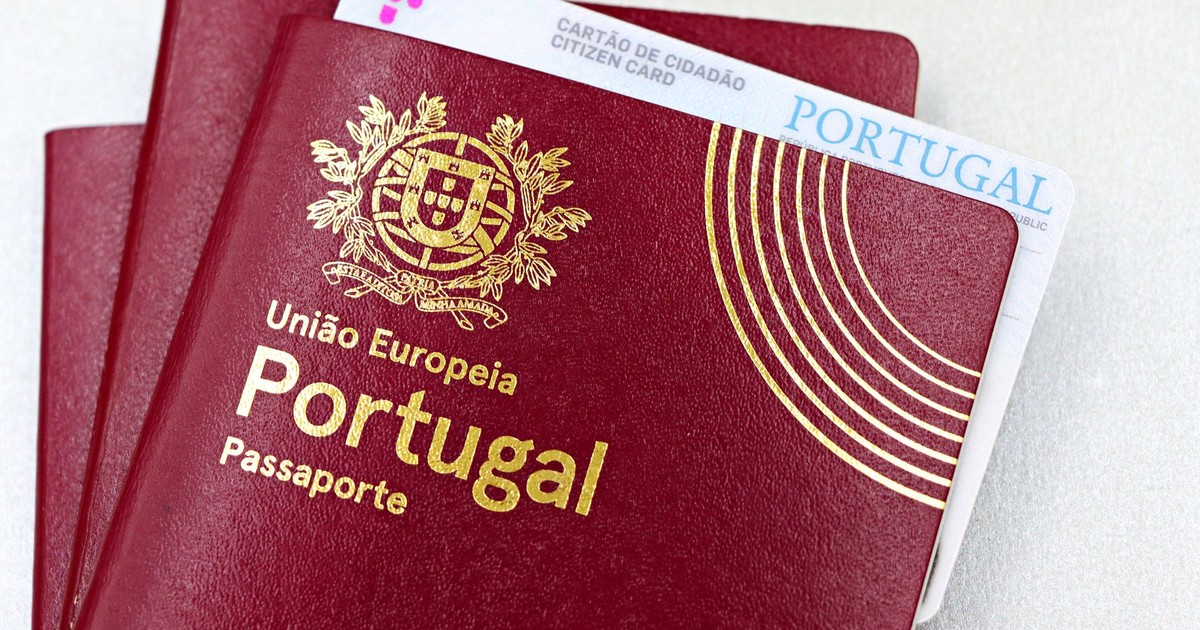 Close-up image of Portuguese passport and citizen card, essential for travel and identification in the EU.