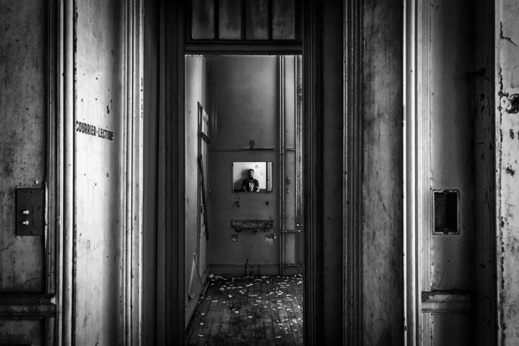 Why Do People ‘See Ghosts’? A Psychologist Reveals 3 Real Reasons - Featured image