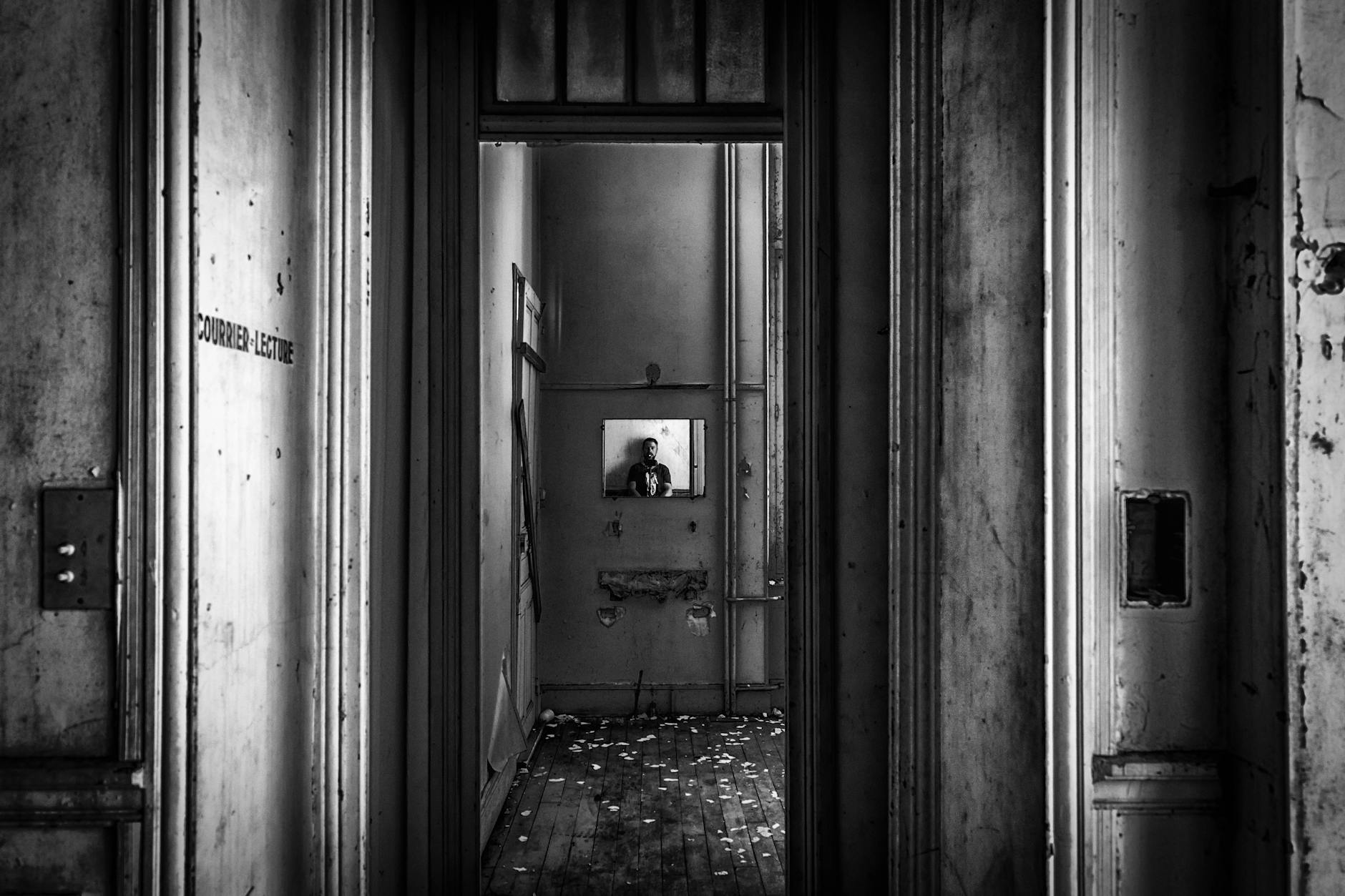 Why Do People ‘See Ghosts’? A Psychologist Reveals 3 Real Reasons