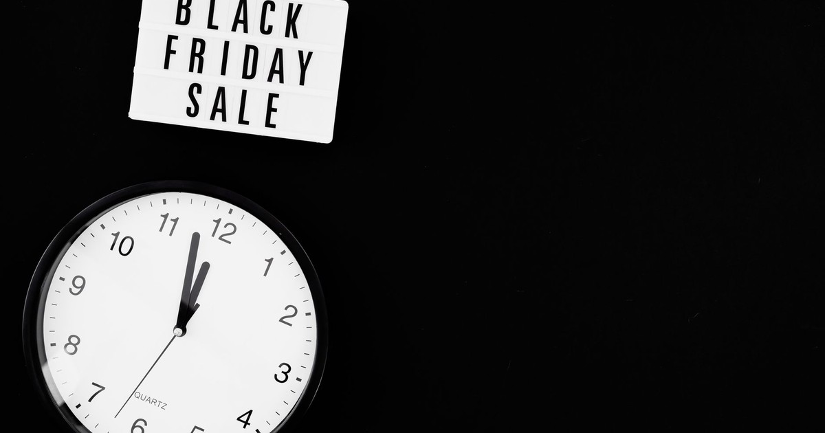 Black Friday sale sign with a clock showing urgency on a black background.