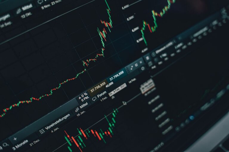 Warren Buffett Just Issued an Urgent 8 Word Warning to Stock Market Investors - Featured image