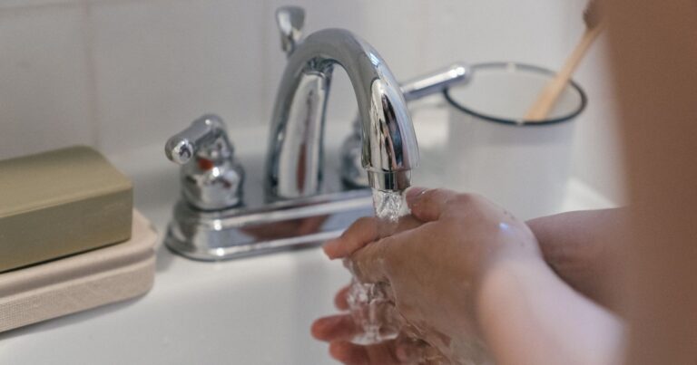 10 Everyday Things You Should Wash Your Hands After Touching - Featured image