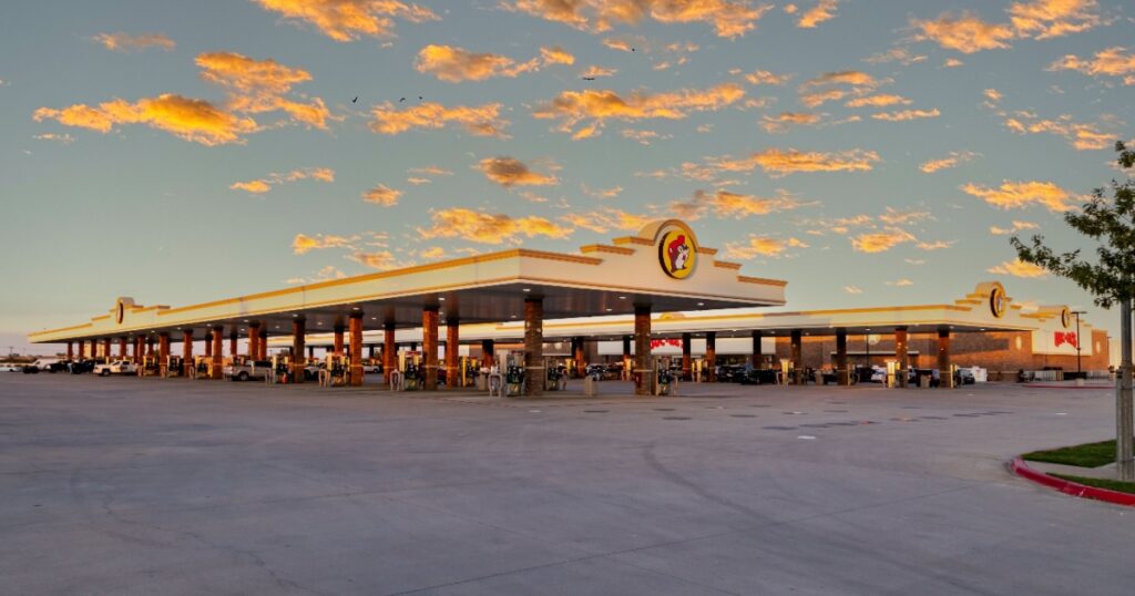 Buc-ee’s Is Offering $275K Salaries Without College Degrees — The Internet Is Divided Over Whether It’s a Good Thing - Featured image