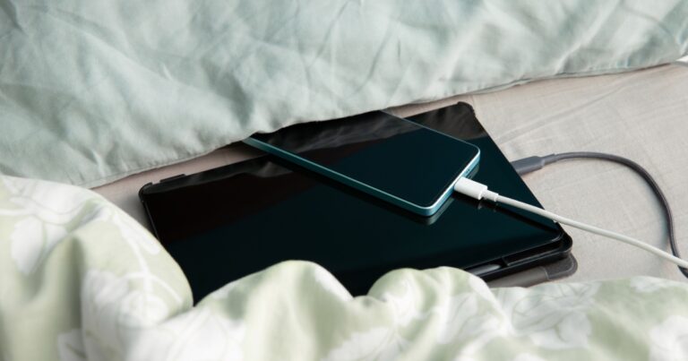 8 Places You Should Stop Storing Your Phone Right Now - Featured image