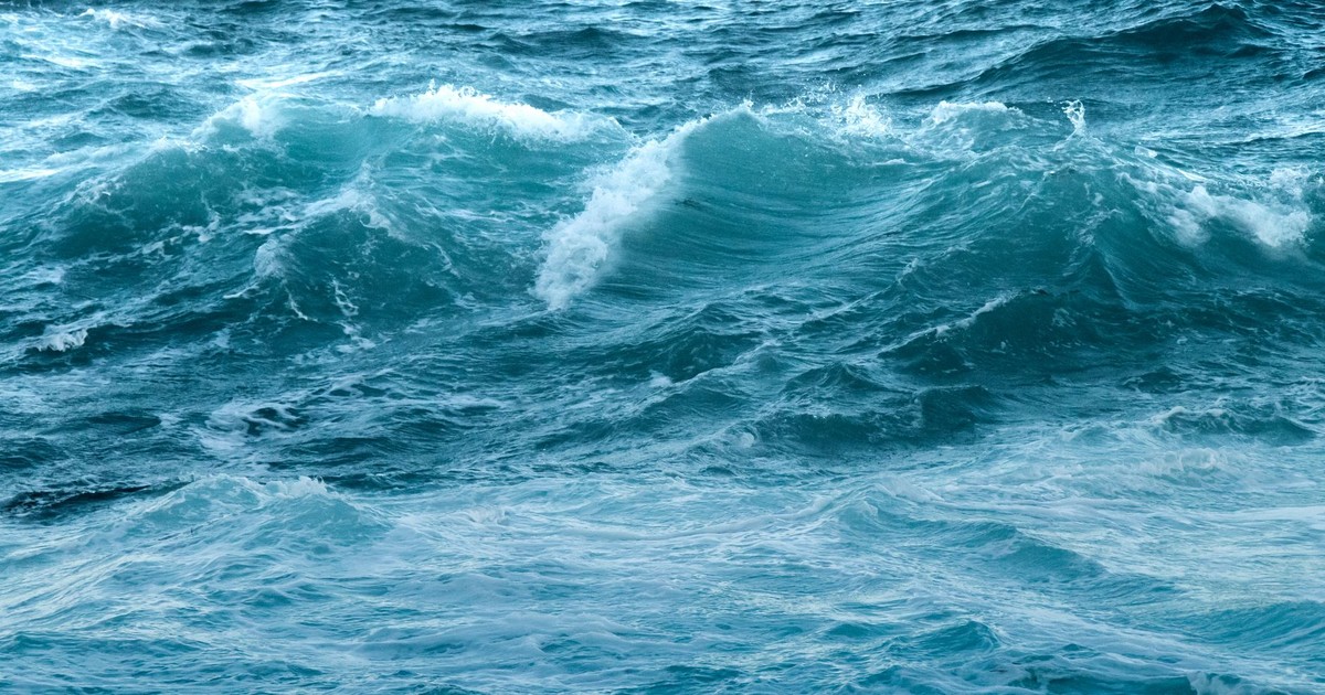 Dynamic ocean waves in Melbourne's waters create a vibrant seascape.
