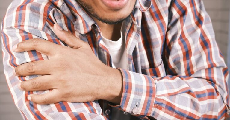 Heart Doctor Reveals 8 Warning Signs of a Heart Attack — Even If You Seem Healthy - Featured image