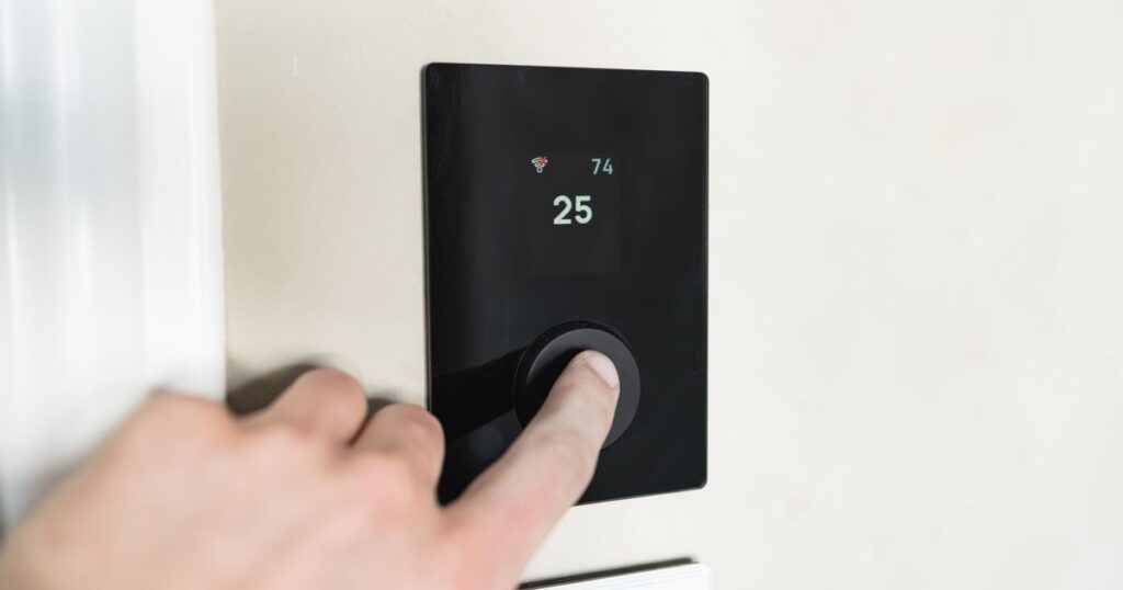 What HVAC Experts Actually Say to Set Your AC To During a Heat Wave - Featured image