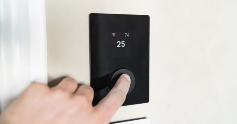What HVAC Experts Actually Say to Set Your AC To During a Heat Wave - Featured image