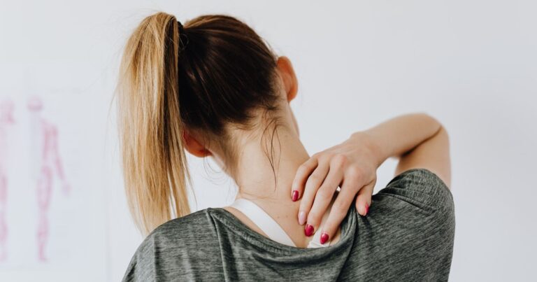 Most People Don’t Realize That Your Cellphone Is Changing Your Body, Doctors Say - Featured image