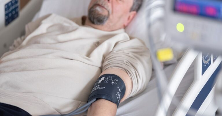 7 Signs of Imminent Death That Appear in the Final Hours - Featured image