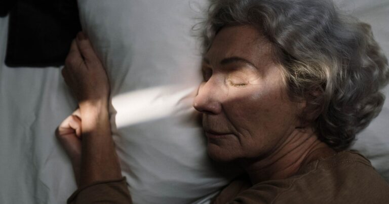 Your Sleep Duration May Be More Closely Linked to Alzheimer’s Than You Think, Study Finds - Featured image