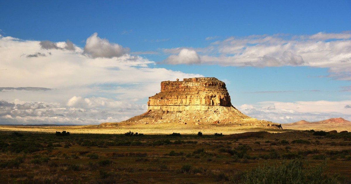 Scenic view of the iconic Fajada Butte under a clear sky in New Mexico's desert landscape.