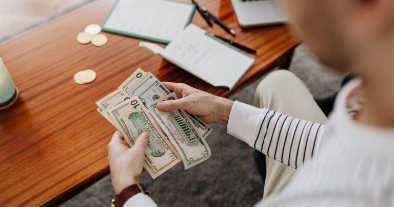 A Bank Teller Says Never Keep More Than This in Your Checking Account - Featured image